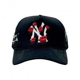 LA ROPA NY IS KISSING ME TRUCKER HAT BLACK