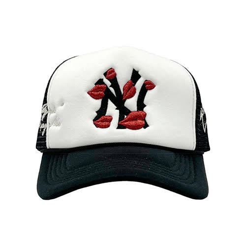 LA ROPA NY IS KISSING ME TRUCKER HAT WHITE/BLACK