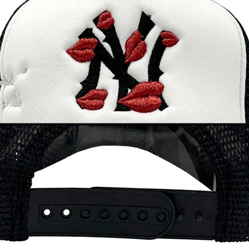 LA ROPA NY IS KISSING ME TRUCKER HAT WHITE/BLACK