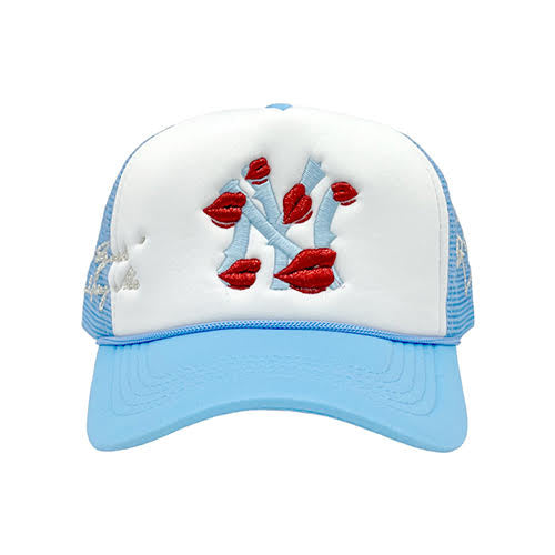 LA ROPA NY IS KISSING ME TRUCKER HAT WHITE/SKYBLUE