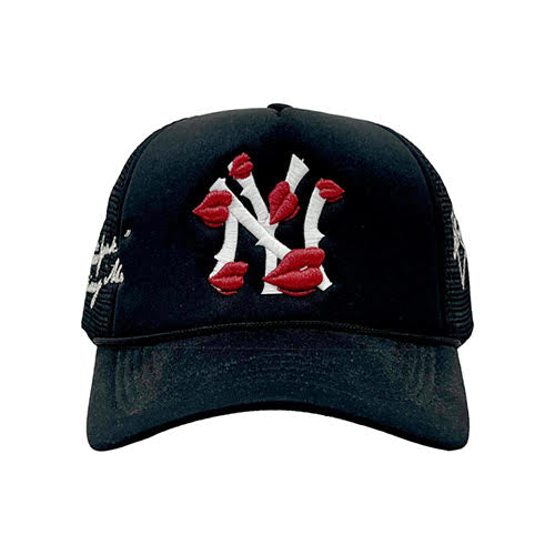LA ROPA NY IS KISSING ME TRUCKER HAT BLACK