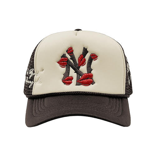 LA ROPA NY IS KISSING ME TRUCKER HAT BROWN/SAND