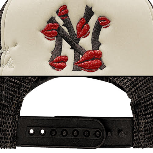 LA ROPA NY IS KISSING ME TRUCKER HAT BROWN/SAND